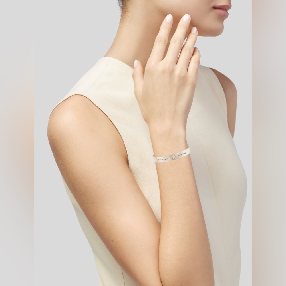 Tiffany & Co .02ctw Sterling Silver Diamond Keyhole Bangle Bracelet